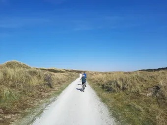 Fietsen door de duinen